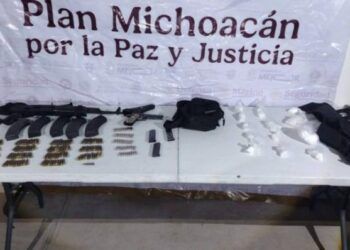 Bomberos De Apatzingán Controlan Incendio En Camioneta Cargada Con Madera