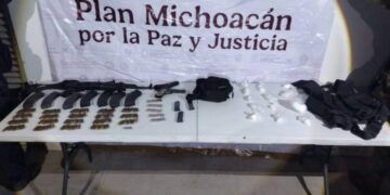 Chofer Huye Y Abandona Armamento Y Droga En Brecha De Nexpa 1 Bomberos De Apatzingán Controlan Incendio En Camioneta Cargada Con Madera