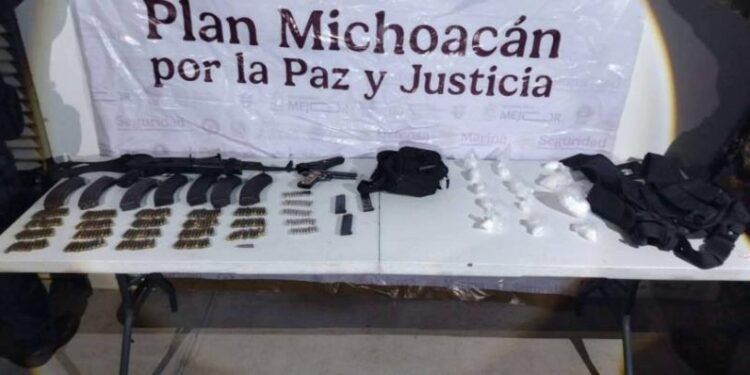 Bomberos De Apatzingán Controlan Incendio En Camioneta Cargada Con Madera