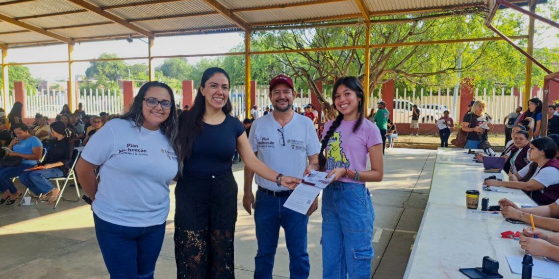 Entregan 137 Tarjetas De La Beca Universal Benito Juárez Para Media Superior En Apatzingán 19 Entregan 137 Tarjetas De La Beca Universal Benito Juarez