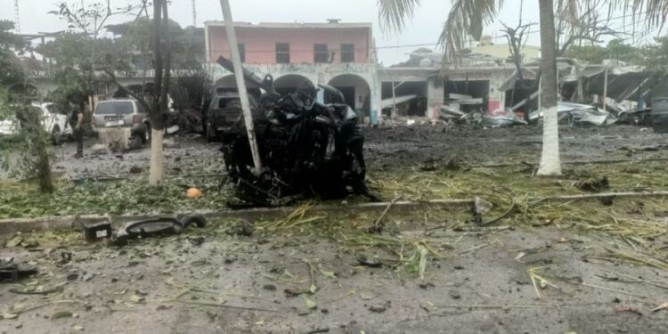 Explosión de Coche-Bomba en Coahuayana deja 5 muertos y caos, mientras el gobernador Bedolla se encontraba en evento político en la CDMX