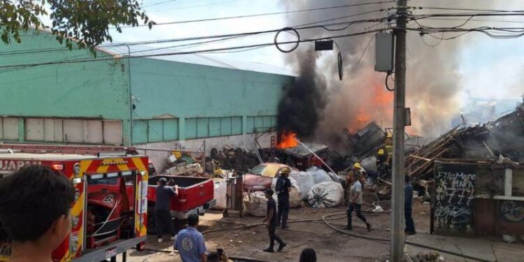 En Parácuaro, Accidente De Camioneta En Puente De Riego Sin Dejar Heridos