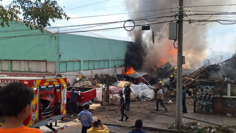 Incendio En Almacén De Chatarra En Uruapan Deja Cuantiosas Perdidas 19 Incendio En Almacen De Chatarra En Uruapan