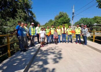 Bomberos De Apatzingán Controlan Incendio En Camioneta Cargada Con Madera