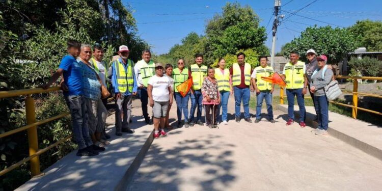 Bomberos De Apatzingán Controlan Incendio En Camioneta Cargada Con Madera