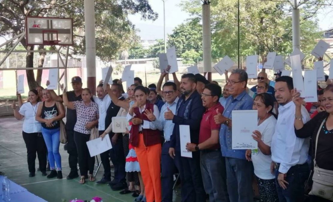 Las Familias Levantaron Con Orgullo Sus Nuevas Escrituras Al Finalizar El Evento - El Día De Michoacán