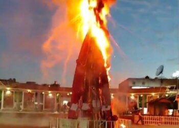 Queman Arbol Navideno En Zitacuaro Durante Protesta A
