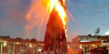 Queman Árbol Navideño En Zitácuaro Durante Protesta Por El Asesinato De Ángeles Esquivel 26 Queman Arbol Navideno En Zitacuaro Durante Protesta A