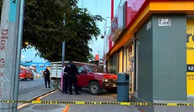 Sufre infarto a bordo de su camioneta y acabó impactado contra un OXXO; Muere en el lugar 1 Asesinan a tres mujeres en ataque armado dentro de una vivienda en Zamora