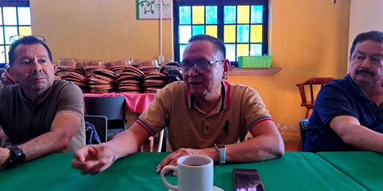 Bomberos De Apatzingán Controlan Incendio En Camioneta Cargada Con Madera