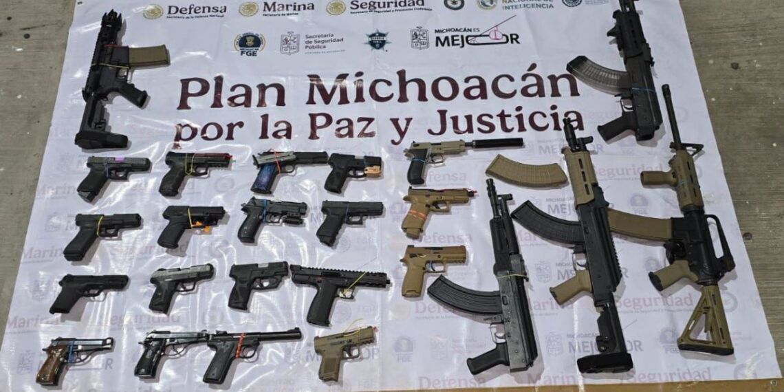 Asegura FGE armas, narcóticos, vehículos y detiene a un supuesto elemento de seguridad pública en Jungapeo