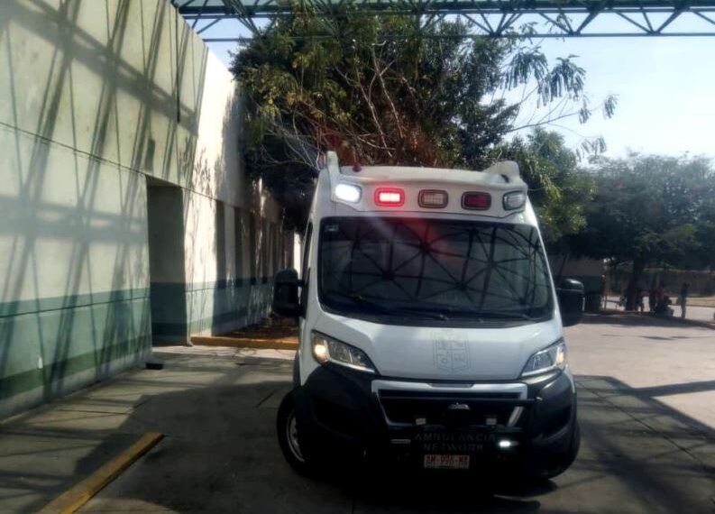 ¡Menor Escapa De La Muerte En Día De Reyes! Cruzó Corriendo Por Juguetes Y Fue Arrollado En Apatzingán 19 Traslado Ambulancia Herido Hospital - El Día De Michoacán