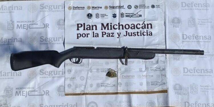 ¡De Cacería En Plena Calle de Apatzingán! Aseguran a uno con Arma Hechiza y Droga en la Fovissste
