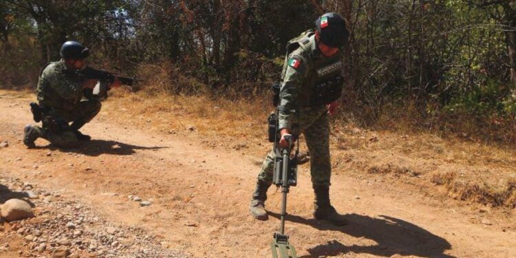 ¡BOMBA EN PLENA RUTA DE VIGILANCIA! Explosión de artefacto improvisado en Apatzingán y deja a tres militares heridos 1 Detienen a policía municipal de Sahuayo en servicio, acusado de homicidio calificado