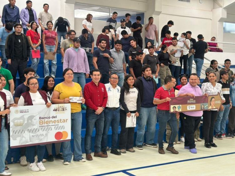 Fidel Baez Entrega Tarjetazos - El Día De Michoacán