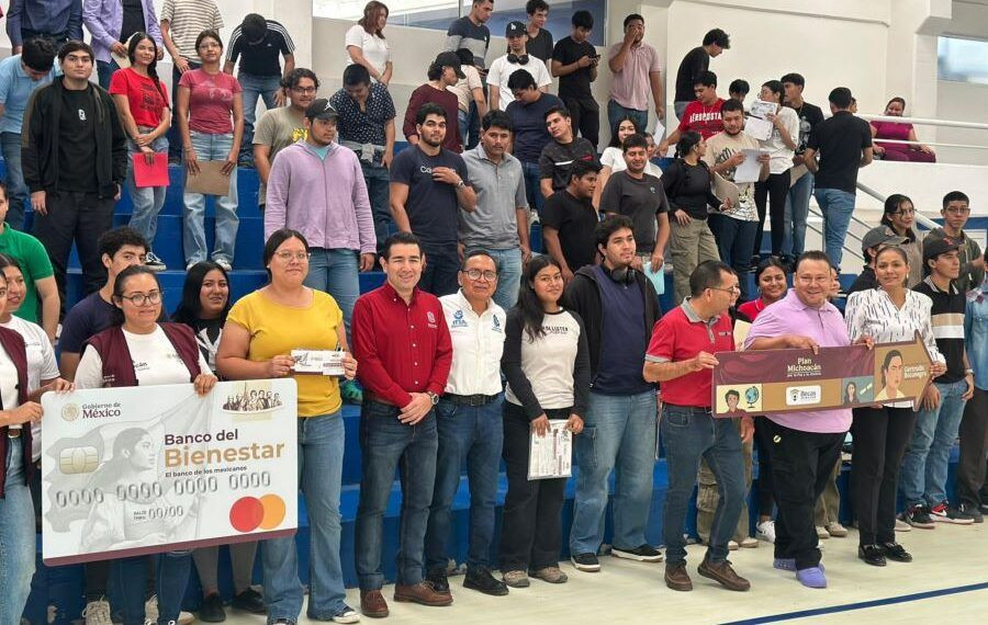 Fidel Báez Entrega Tarjetazos A Estudiantes Para Evitar Deserción Escolar 19 Fidel Baez Entrega Tarjetazos - El Día De Michoacán