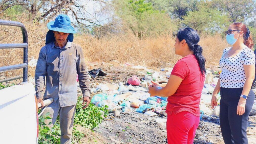 Irma Moreno Elimina Peligroso Foco De Contaminacion En Escuela De La Ruana - El Día De Michoacán