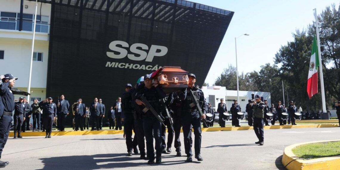 ¡Presente! La Guardia Civil Se Inclina Ante El Sacrificio De Karla Patiño: Una Madre Y Policía Que Inmortalizó Su Nombre Con Sangre Y Honor 19 La Guardia Civil Se Inclina Ante El Sacrificio De Karla Patino - El Día De Michoacán