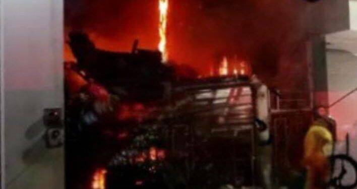 TRAGEDIA EN APATZINGÁN: Llamas devoran hogar de una familia y los dejan en la MISERIA 1 Balacera contra banco del bienestar a escasos metros de la policía en Tarímbaro