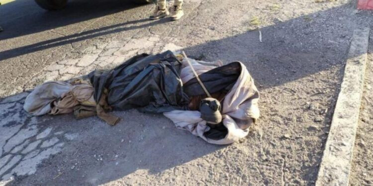 Tiran cadáver envuelto en cobija a 300 metros del Cuartel de la Guardia Civil en Apatzingán; era un joven de La Barca, Jalisco 1 Balacera contra banco del bienestar a escasos metros de la policía en Tarímbaro