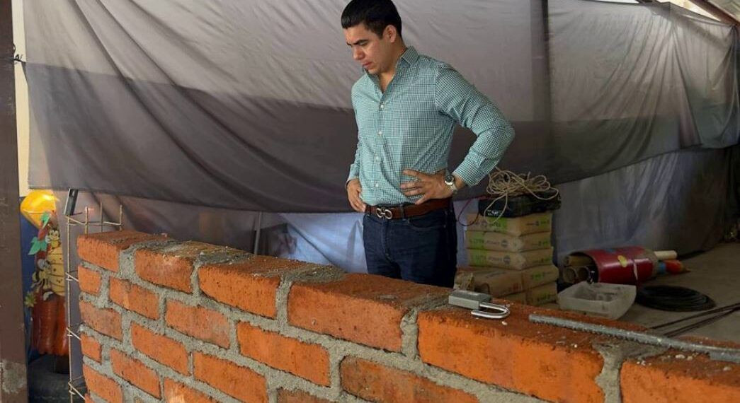 ¡De Su Bolsillo Y Por Amor A La Educación! Últimos Detalles Para La Entrega De La Biblioteca Escolar Financiada Con El Salario De Hugo Molina 19 Ultimos Detalles Para La Entrega De La Biblioteca Escolar - El Día De Michoacán