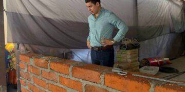 ¡De Su Bolsillo Y Por Amor A La Educación! Últimos Detalles Para La Entrega De La Biblioteca Escolar Financiada Con El Salario De Hugo Molina 4 Ultimos Detalles Para La Entrega De La Biblioteca Escolar - El Día De Michoacán