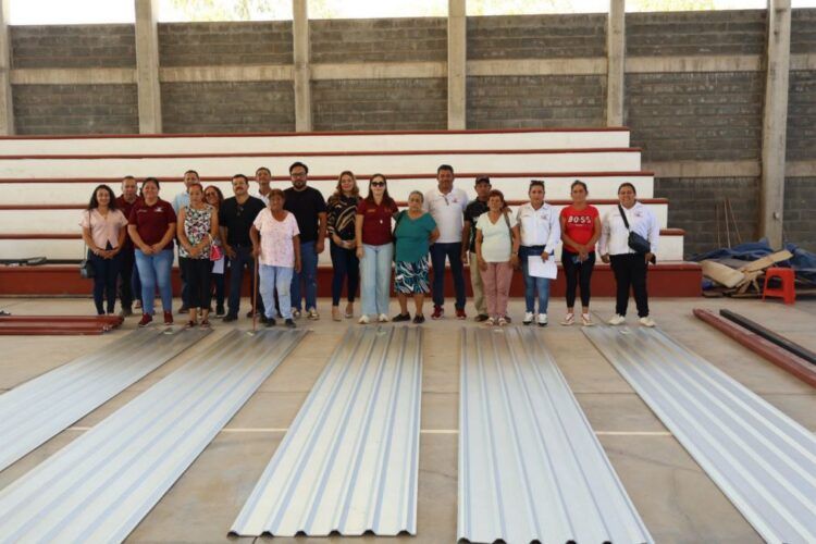 Entrega De Laminaz Y Montenes En Buenavista Por Irma Moreno - El Día De Michoacán