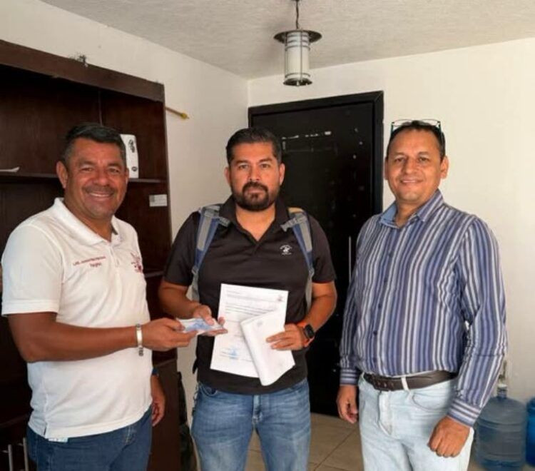 Alejandro Fernandez Y Juve Baez Llevan El Respaldo A Escuelas Mas Apartadas - El Día De Michoacán