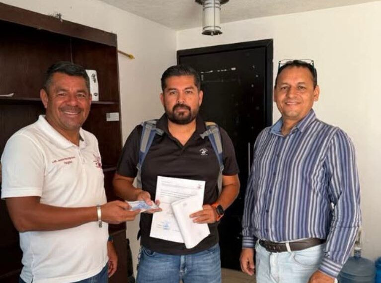 Alejandro Fernandez Y Juve Baez Llevan El Respaldo A Escuelas Mas Apartadas - El Día De Michoacán