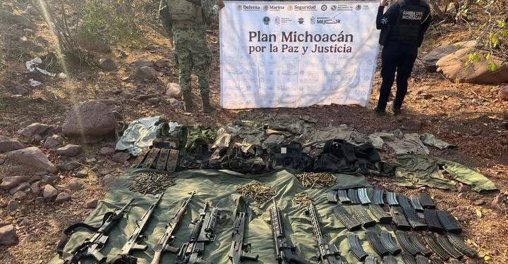 Asegurado un arsenal de fusiles de alto poder y un lanzagranadas en La Huacana 1 Asegurado un arsenal de fusiles de alto poder y un lanzagranadas en La Huacana