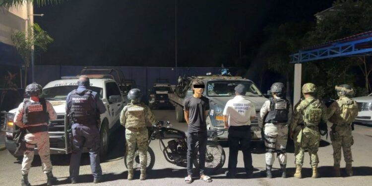 Capturan A Pareja De Motociclistas Con «Cristal», En Uruapan