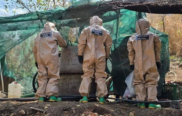 Autoridades INHABILITAN una "MEGA-COCINA" de metanfetamina en Peribán 1 Asegurado un arsenal de fusiles de alto poder y un lanzagranadas en La Huacana
