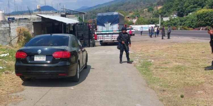 ¡CRUEL Y SANGRIENTO! dos mujeres son masacradas a balazos dentro de un auto en Tingambato; la OLA DE FEMINICIDIOS en Michoacán no cesa 1 ¡ESCÁNDALO EN MICHOACÁN! Padre Goyo humilla a Bedolla: «Primero los nuestros, no Cuba; muestre humanismo con los que SUS AMIGOS DE LA MAÑA DESPLAZARON»