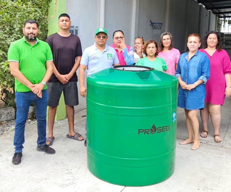 3Ra Entrega De Tinacos 2 - El Día De Michoacán