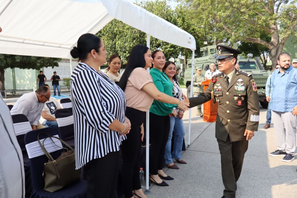 Ante Autoridades Civiles El General Enriquez Rojas Se Presento - El Día De Michoacán