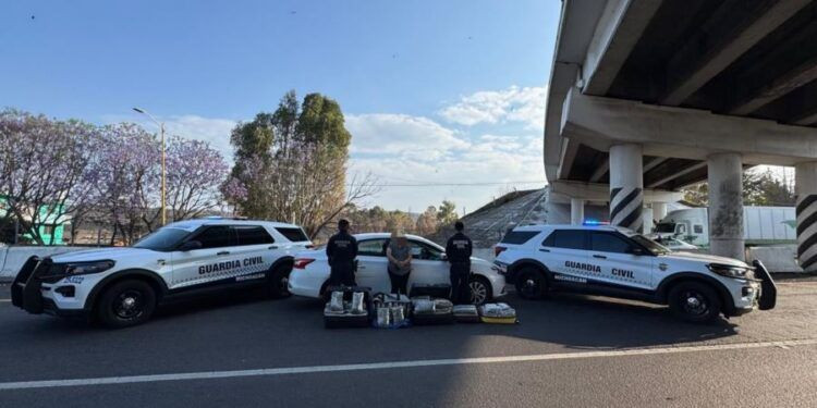 ¡65 KILOS DE MARIGUANA EN SIMPLES MALETAS! Mujer fue capturada por los Guardianes del Camino en la Autopista de Occidente