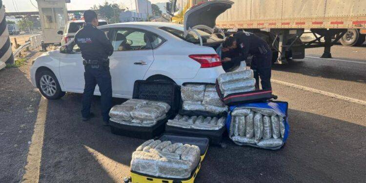 ¡65 KILOS DE MARIGUANA EN SIMPLES MALETAS! Mujer fue capturada por los Guardianes del Camino en la Autopista de Occidente