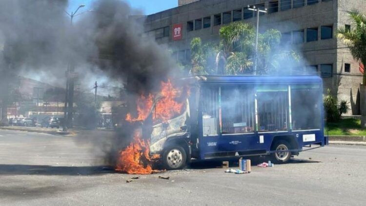 Comuneros Queman Patrullas Saquean Negocios Y Siembran Panico 1 - El Día De Michoacán