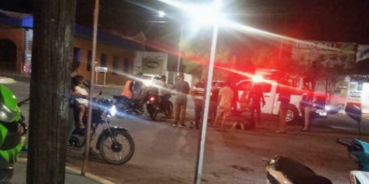 En Apatzingán, Joven motociclista es embestido por un auto que huye a toda velocidad 1 IEM multa y amordaza a gobernador de Michoacán; le prohíbe hablar de sucesión 2027