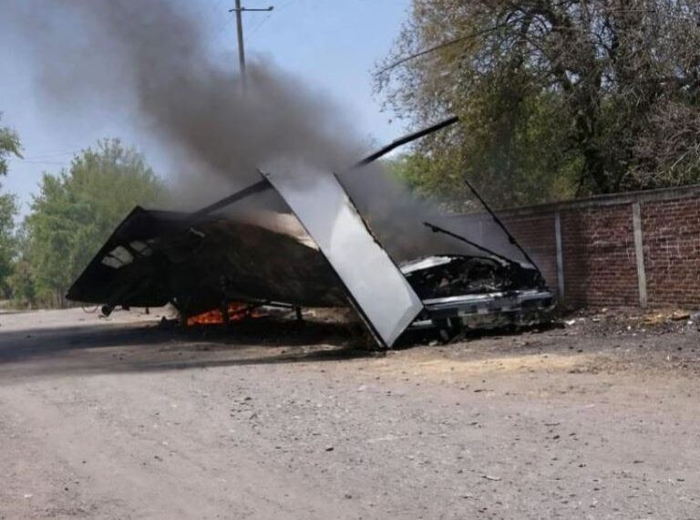 Incendian La Caja De Un Trailer En Apatzingan - El Día De Michoacán