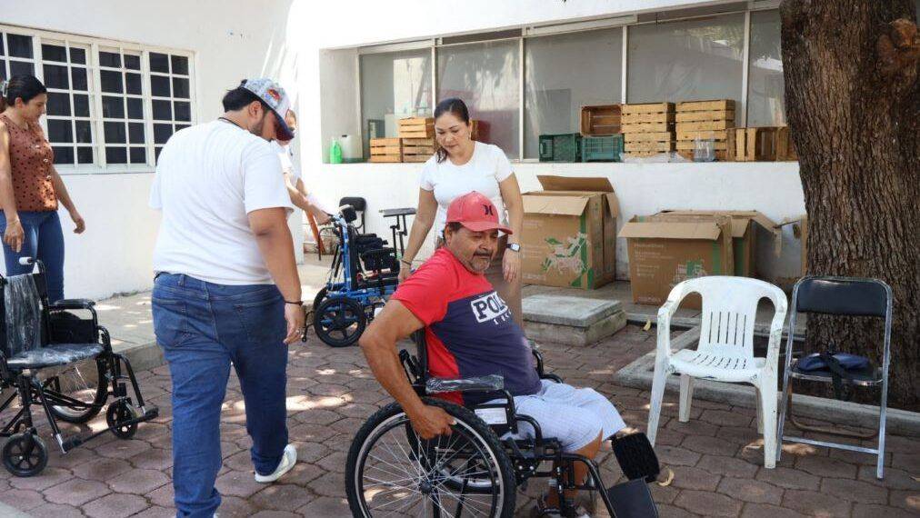 Gobierno de Apatzingán inaugura nueva parada de transporte en la colonia Rubén Romero