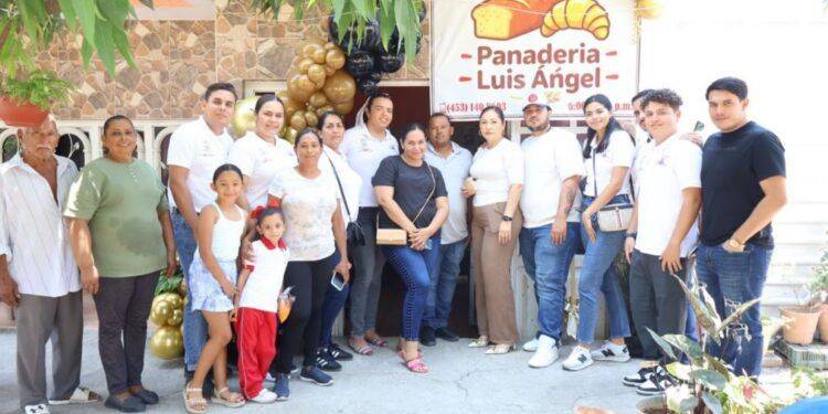 Gobierno de Apatzingán inaugura nueva parada de transporte en la colonia Rubén Romero