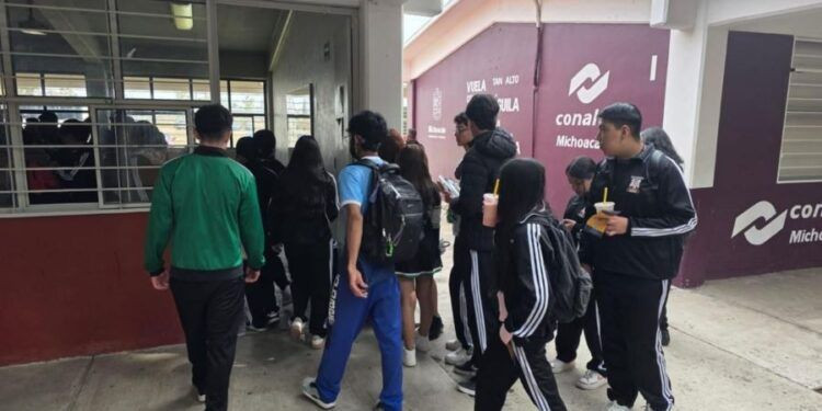 ¡Bravo, Genios! Invierten Millones En Un Teleférico Que Ahora Funciona… ¡Como Piscina!