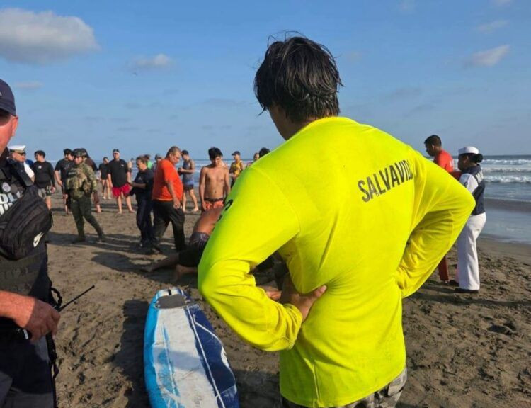 Salvan A Dos Turistas Patzcuarenses De Morir Ahogados En Playa Erendira - El Día De Michoacán