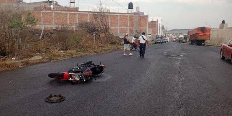 ¡TRAGEDIA EN LA PIEDAD! Adolescente es ARROLLADO Y ARRASTRADO por varios metros; CONDUCTOR HUYE como cobarde