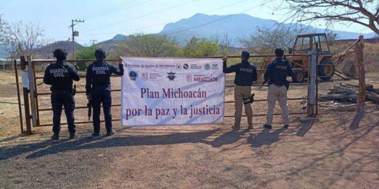 Decomisan Uniformes Militares en Narcotiendita de Zamora; detienen a Desertor del 17 batallón