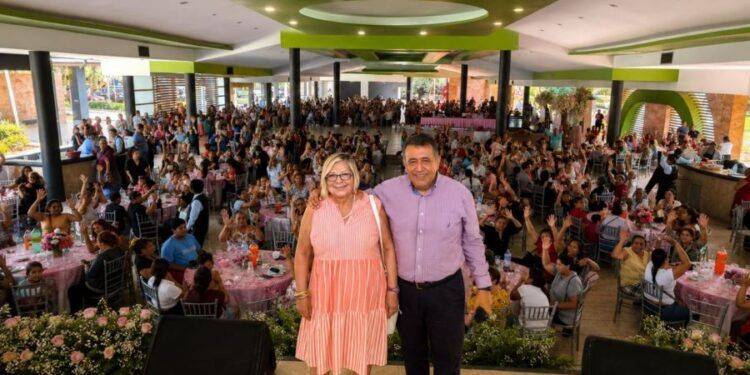 ¡LLUVIA DE REGALOS Y ALEGRÍA! Diputado José Luis Cruz conmueve a las madres de Apatzingán con un festejo inolvidable