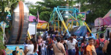 ¡Espectacular cierre de festejos en Buenavista! Irma Moreno abre los juegos mecánicos GRATIS para que ninguna familia se quede sin celebrar 3 “Vamos escuela por escuela, con el corazón en la educación”: Iván Santamaría inicia entrega de material didáctico y deportivo en la región de Apatzingán