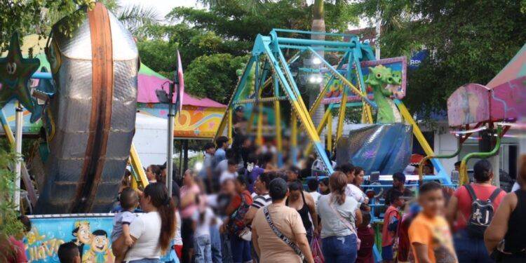¡Espectacular cierre de festejos en Buenavista! Irma Moreno abre los juegos mecánicos GRATIS para que ninguna familia se quede sin celebrar 1 “Vamos escuela por escuela, con el corazón en la educación”: Iván Santamaría inicia entrega de material didáctico y deportivo en la región de Apatzingán