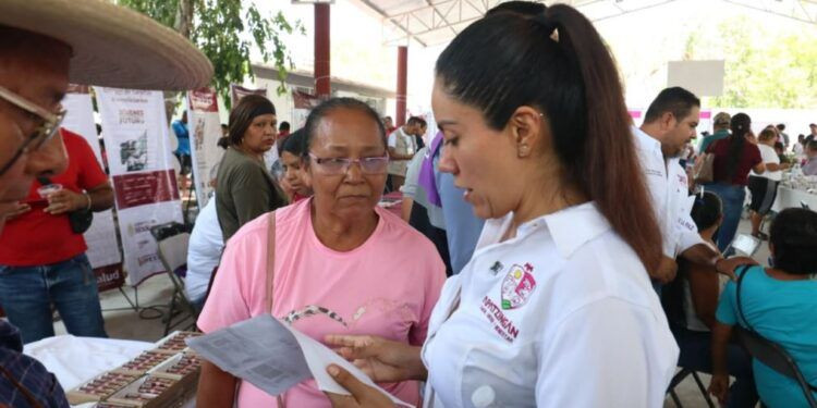 “Vamos escuela por escuela, con el corazón en la educación”: Iván Santamaría inicia entrega de material didáctico y deportivo en la región de Apatzingán